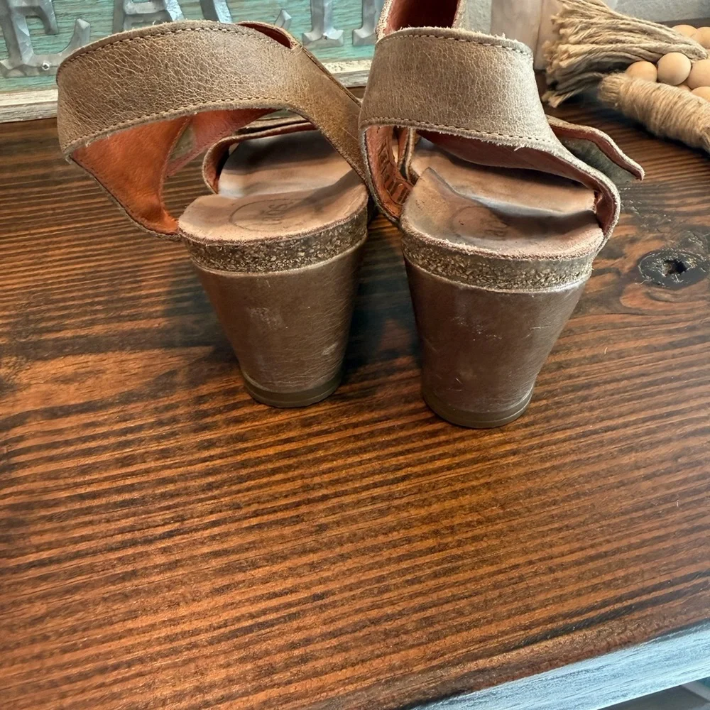 Taos Womens Carousel 3 Tan Leather Wedge Sandals Size 39 US 8-8.5 Comfort Shoes